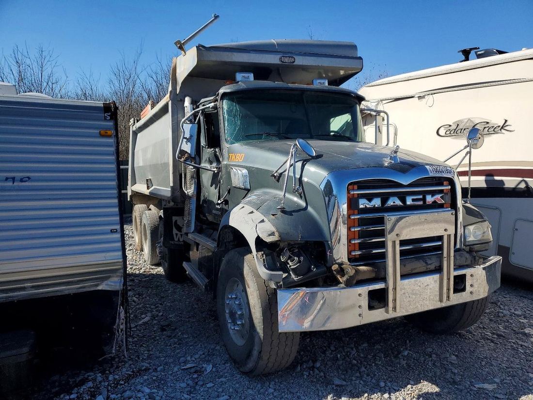 2015 MACK 700 GU700