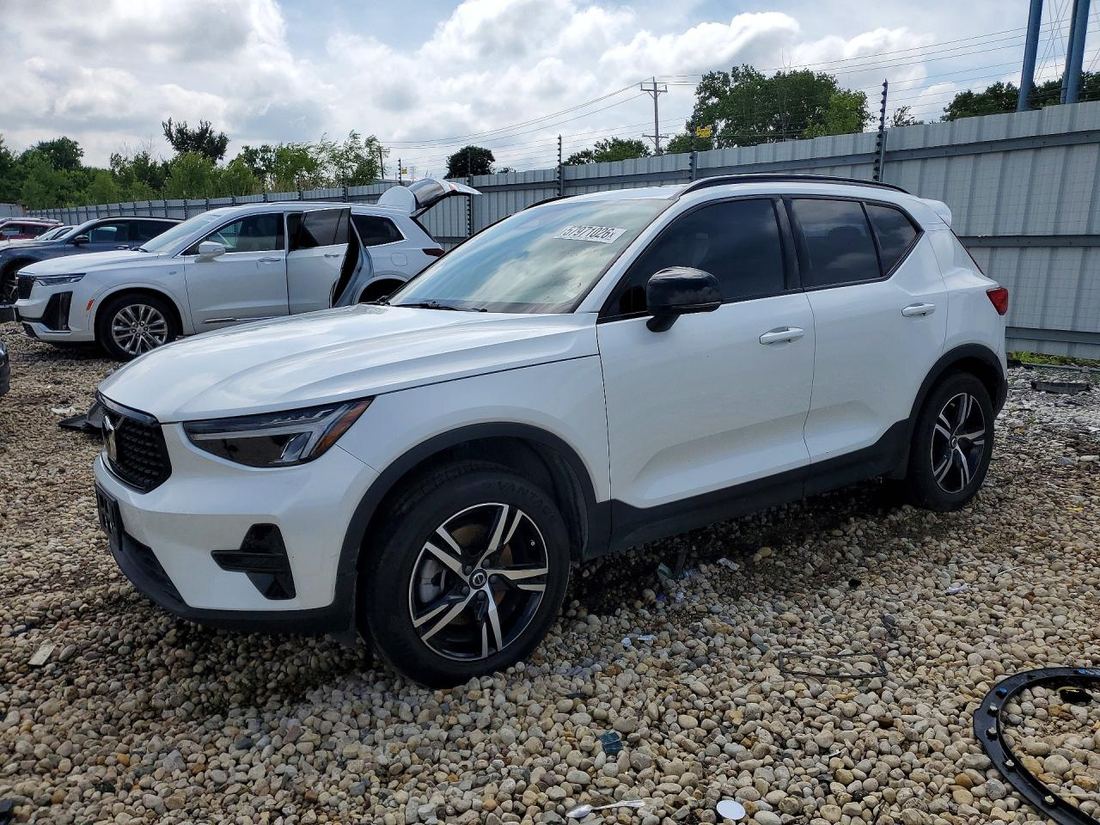 2024 VOLVO XC40