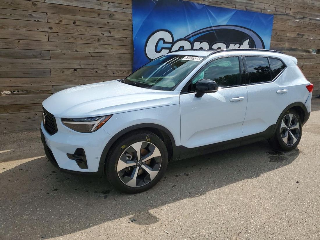 2026 VOLVO XC40