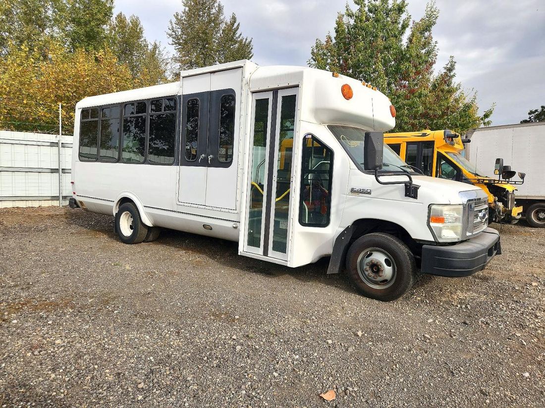 2011 FORD E450