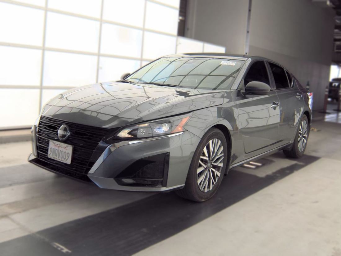 2024 NISSAN SV