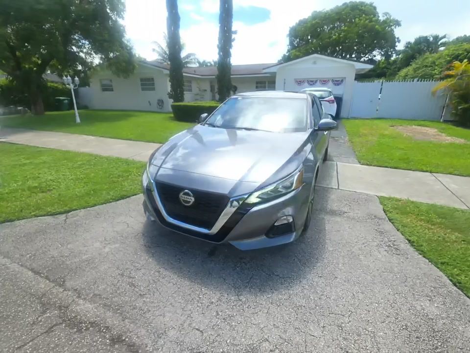 2022 Nissan SV
