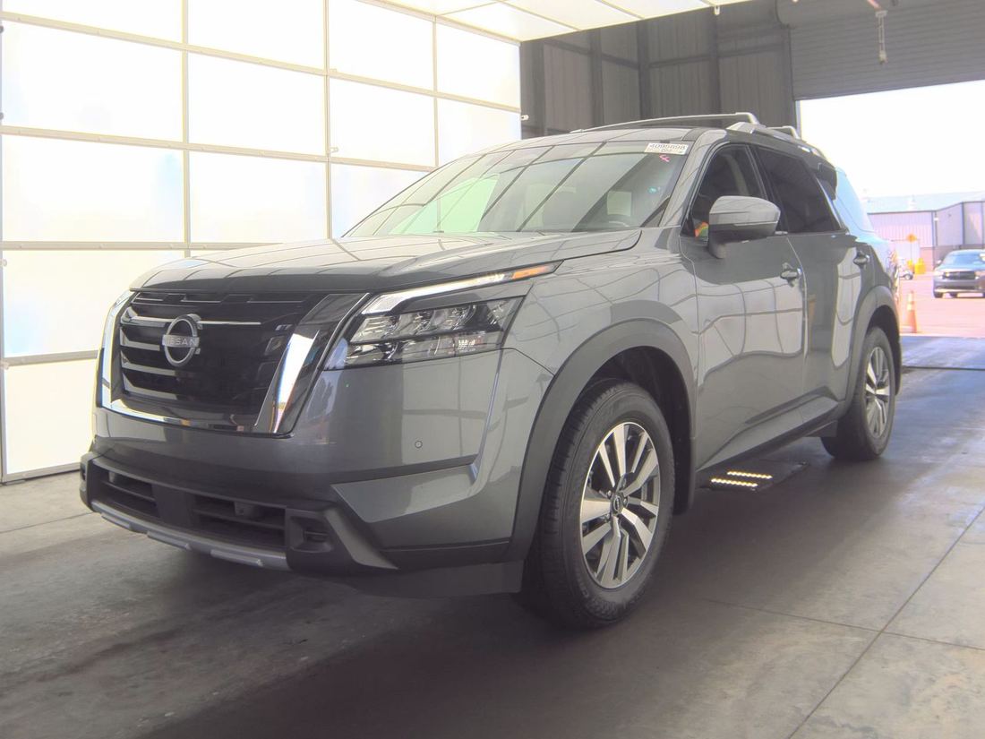 2025 Nissan SL