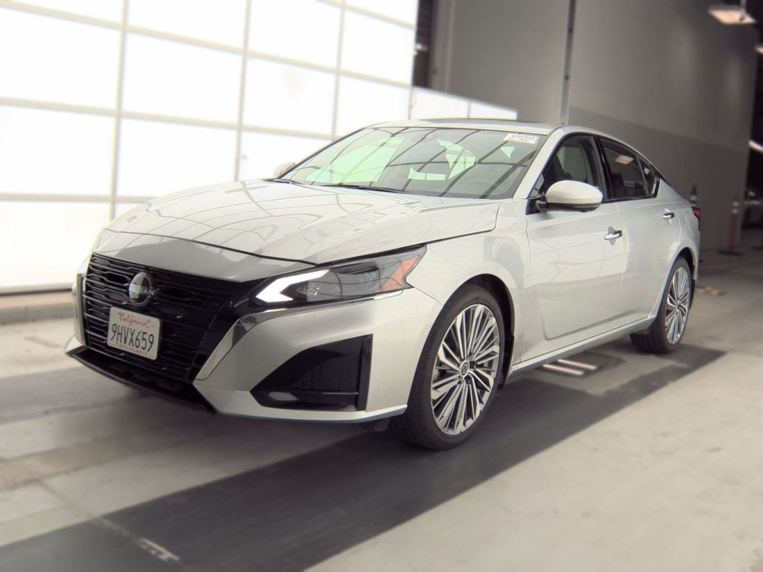 2023 NISSAN SL