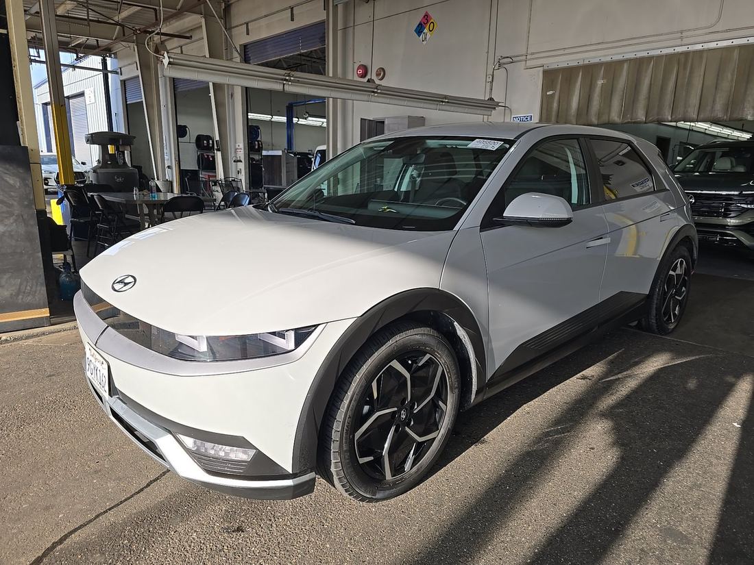 2023 Hyundai SE