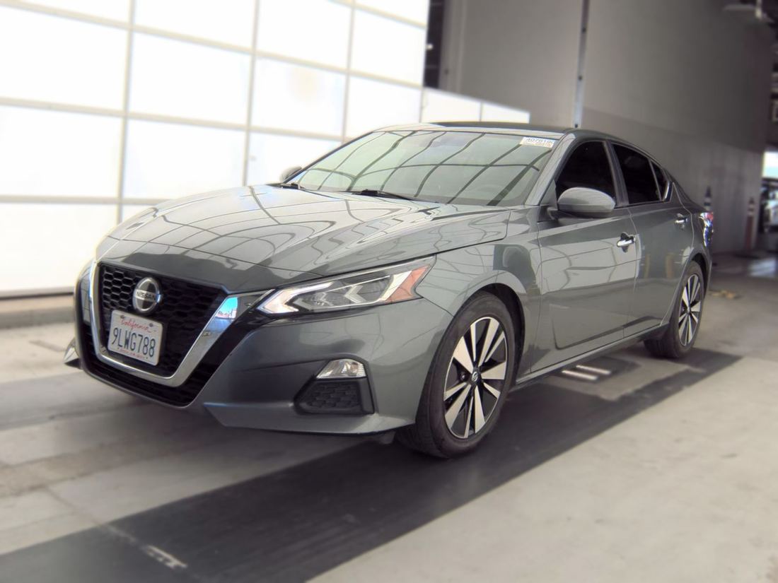 2022 NISSAN SV