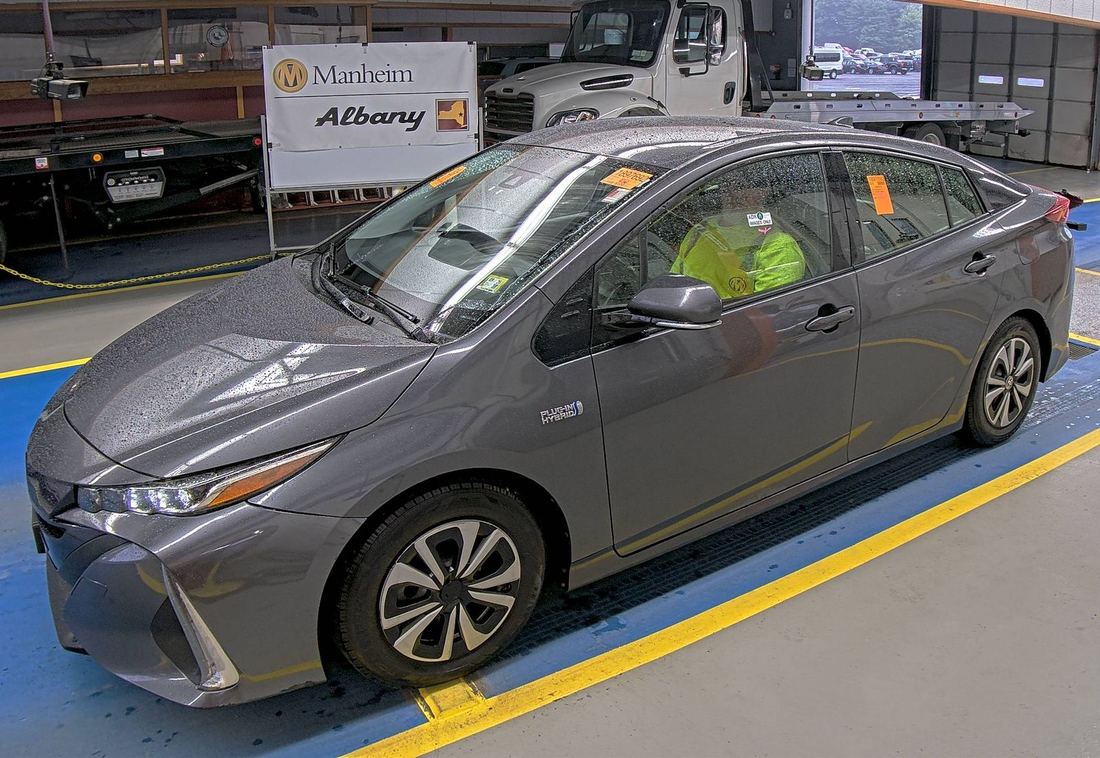 2017 TOYOTA ZVW52L