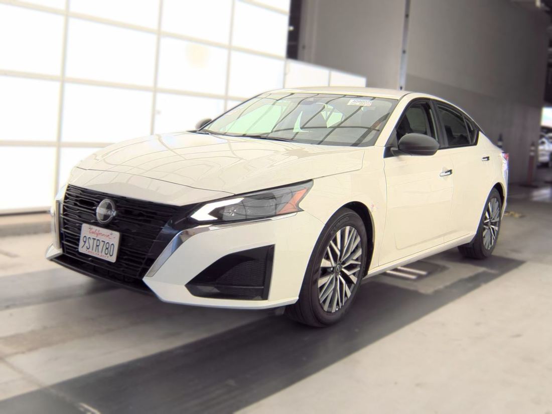 2025 NISSAN SV