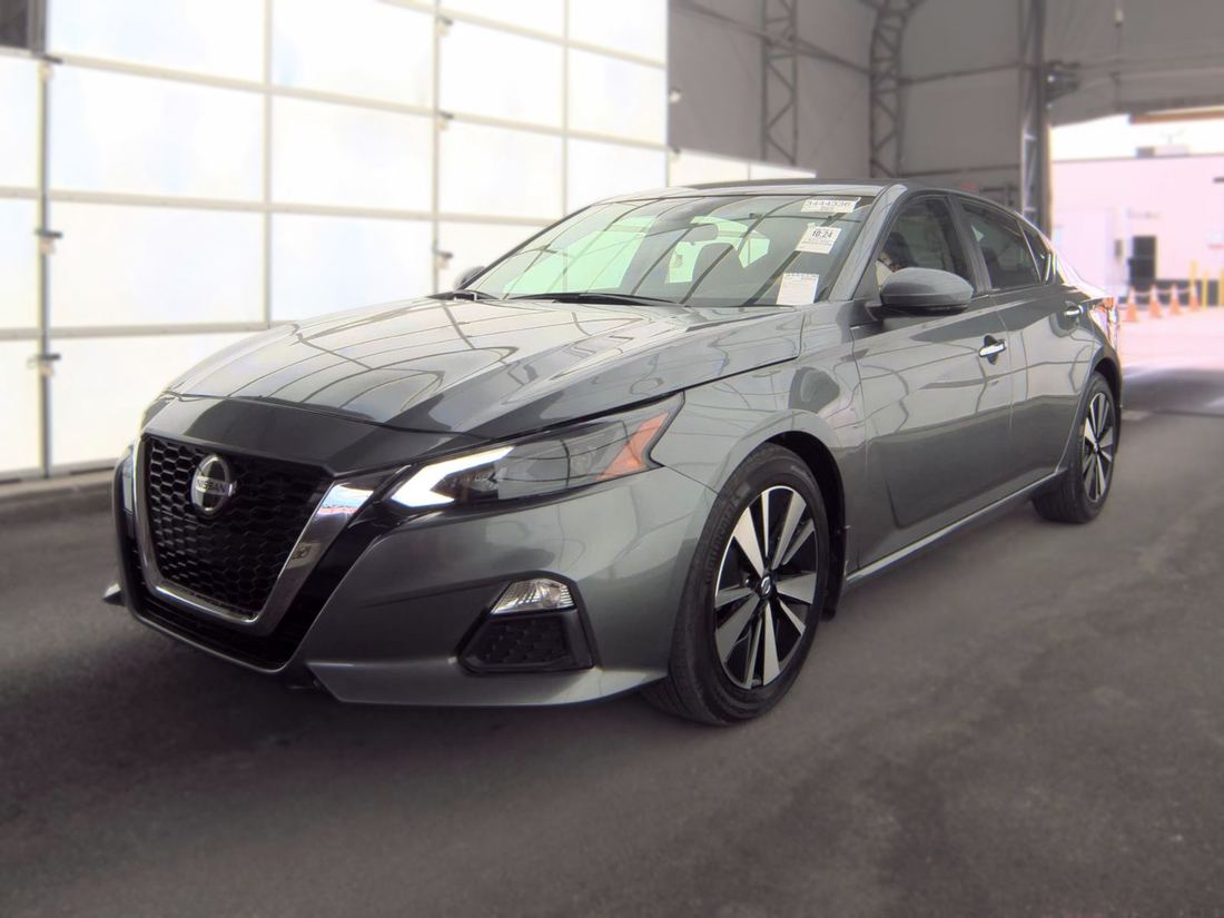 2021 Nissan SV