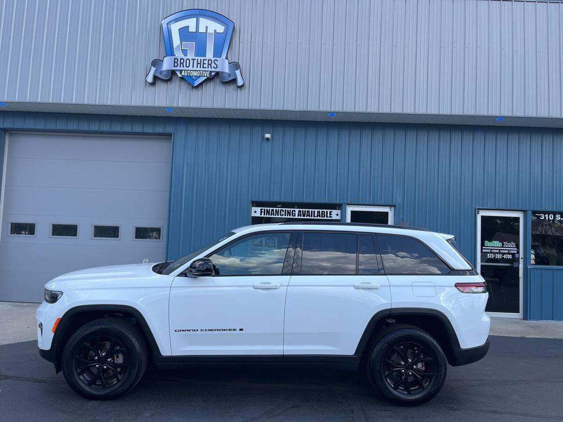 2025 Jeep Laredo, Altitude
