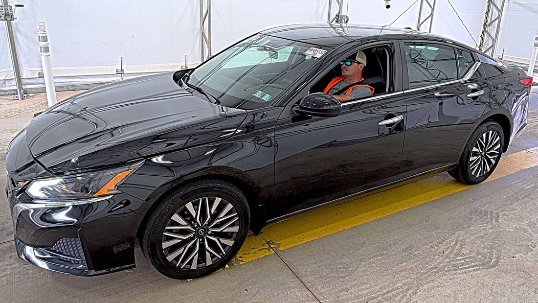 2023 Nissan SV