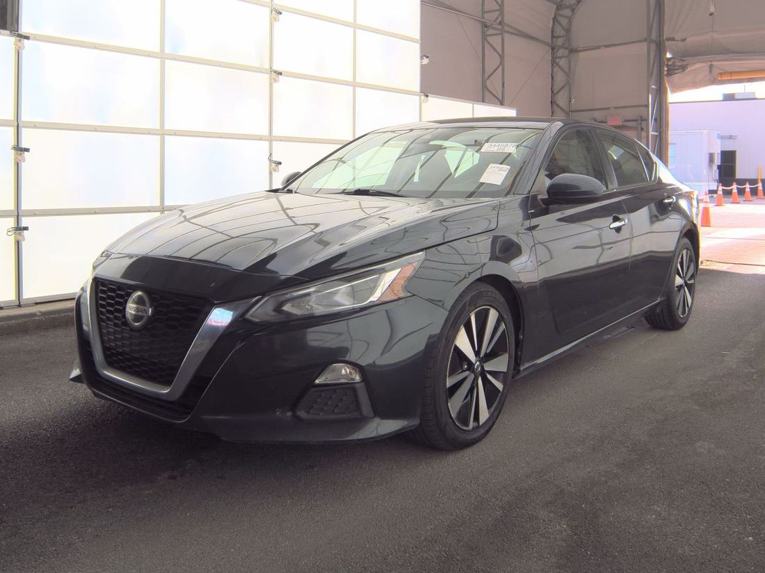 2022 NISSAN SV