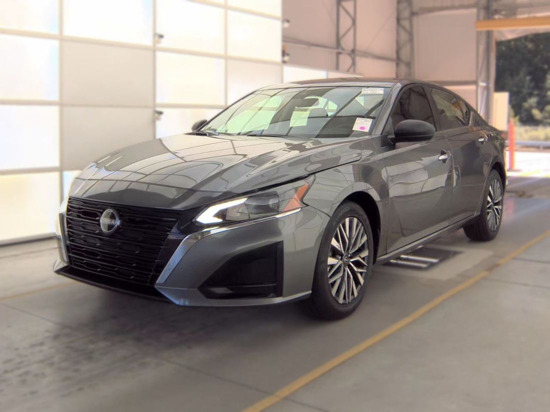 2025 Nissan SV