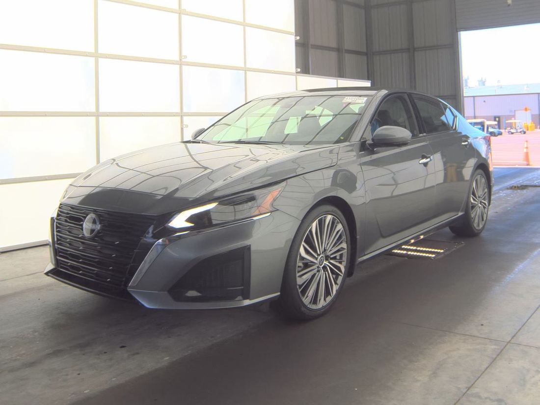 2025 Nissan SL