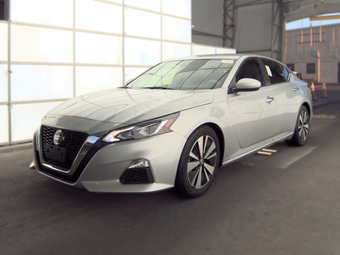 2022 NISSAN SV