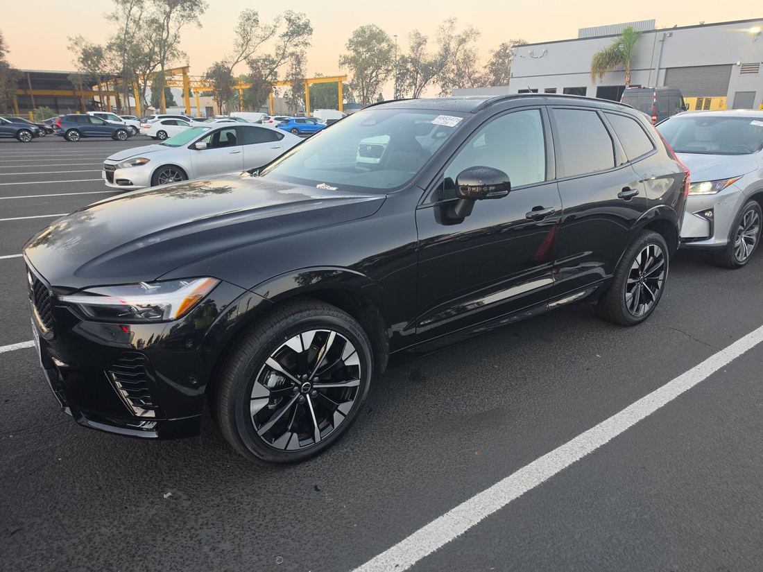 2026 VOLVO Plus Dark