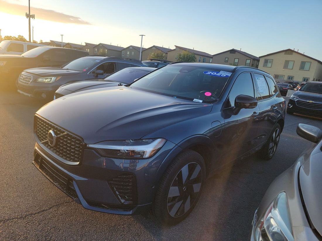 2025 Volvo Plus Dark