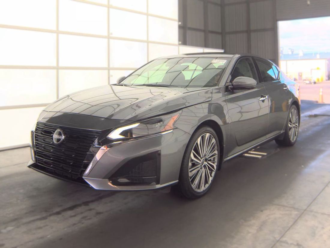 2025 NISSAN SL
