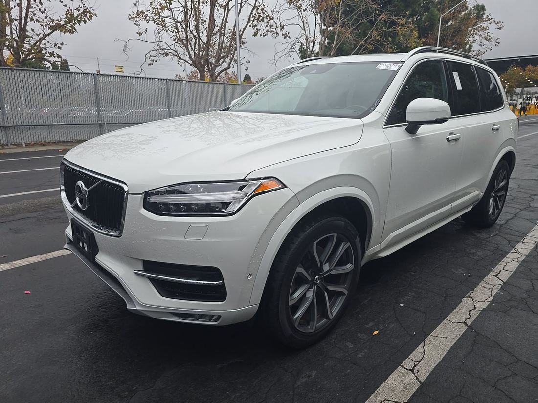 2017 VOLVO Momentum