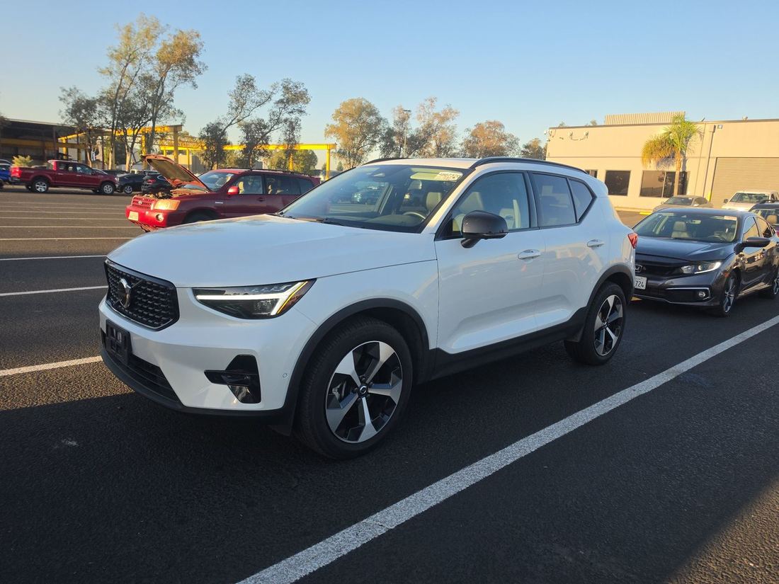 2026 VOLVO Plus Dark