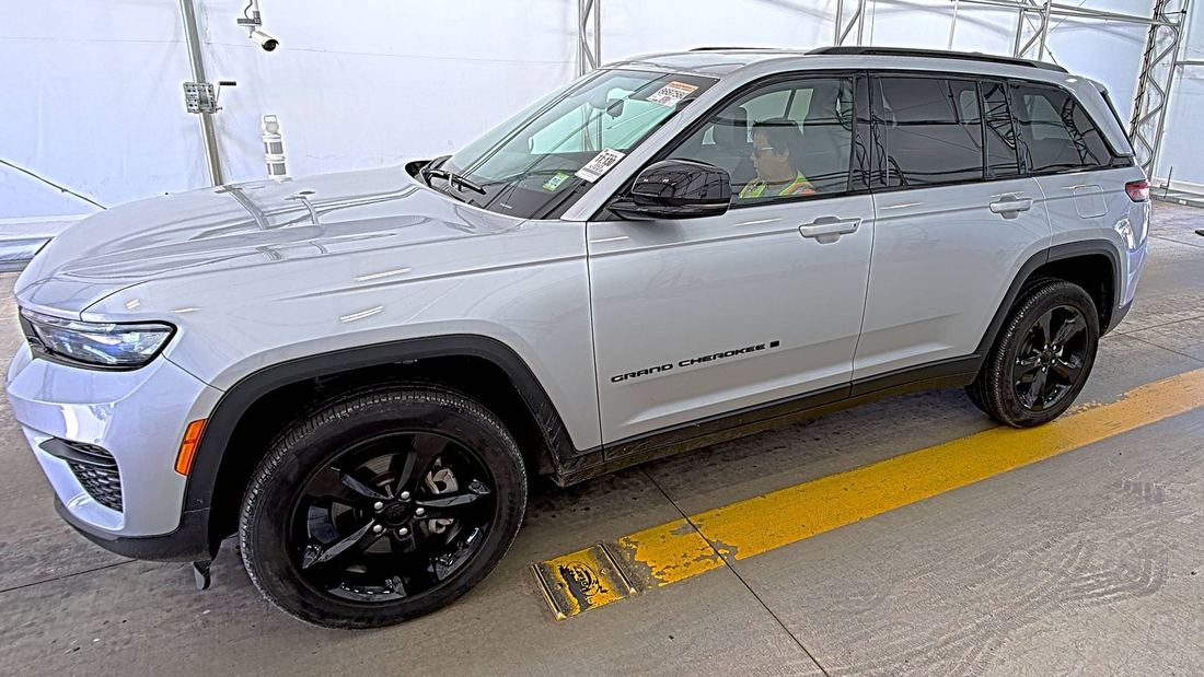 2023 Jeep Laredo, Altitude