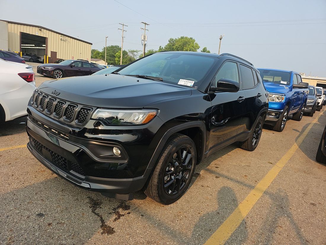 2023 Jeep North, Latitude