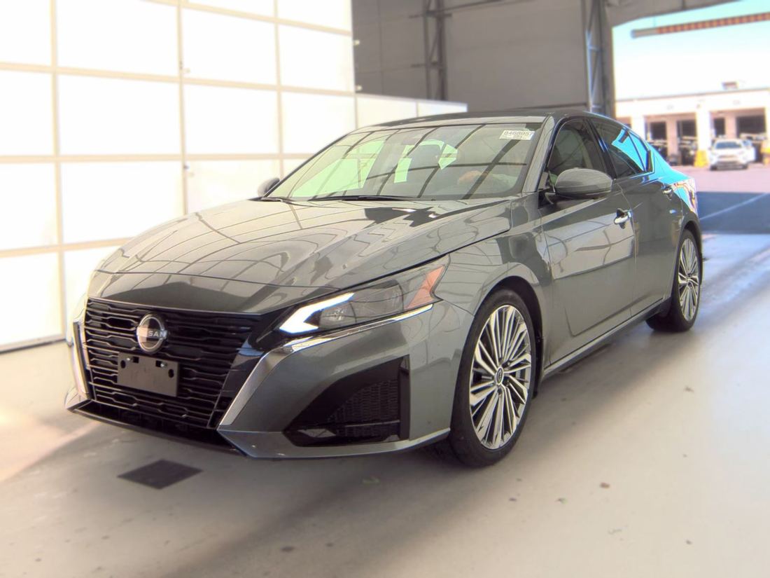 2023 NISSAN SL