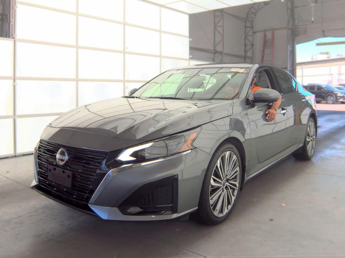 2024 NISSAN SL