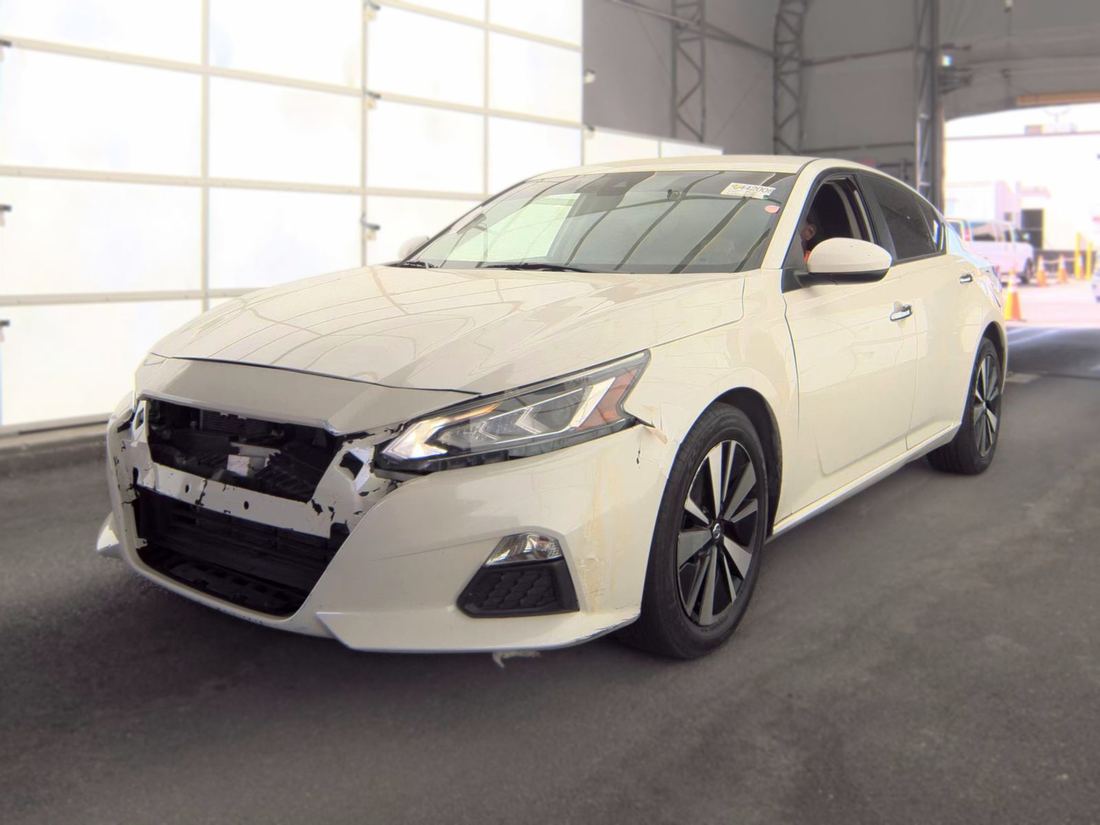 2022 Nissan SV
