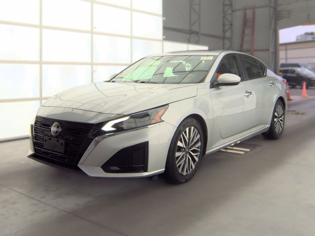 2023 Nissan SV