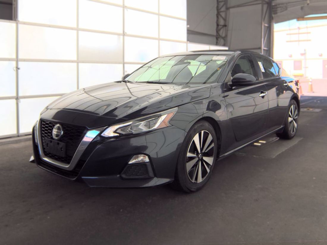 2022 Nissan SV