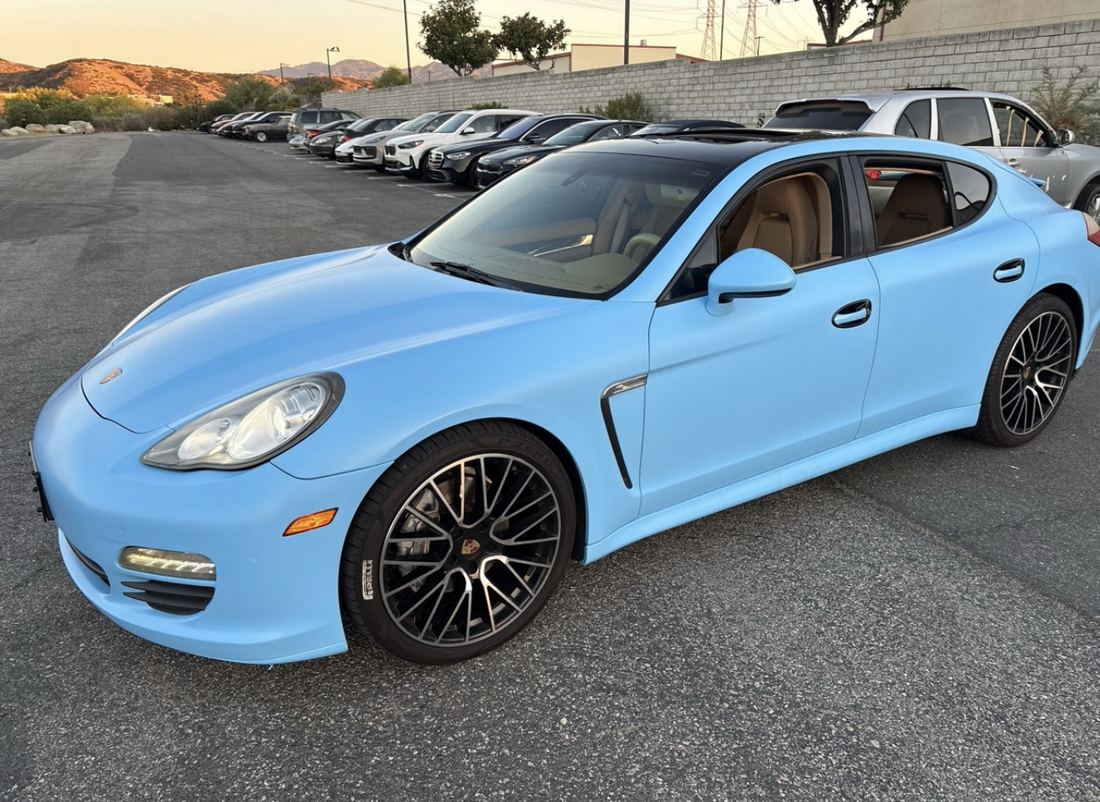 2011 Porsche Base (2WD), 4 (4WD)