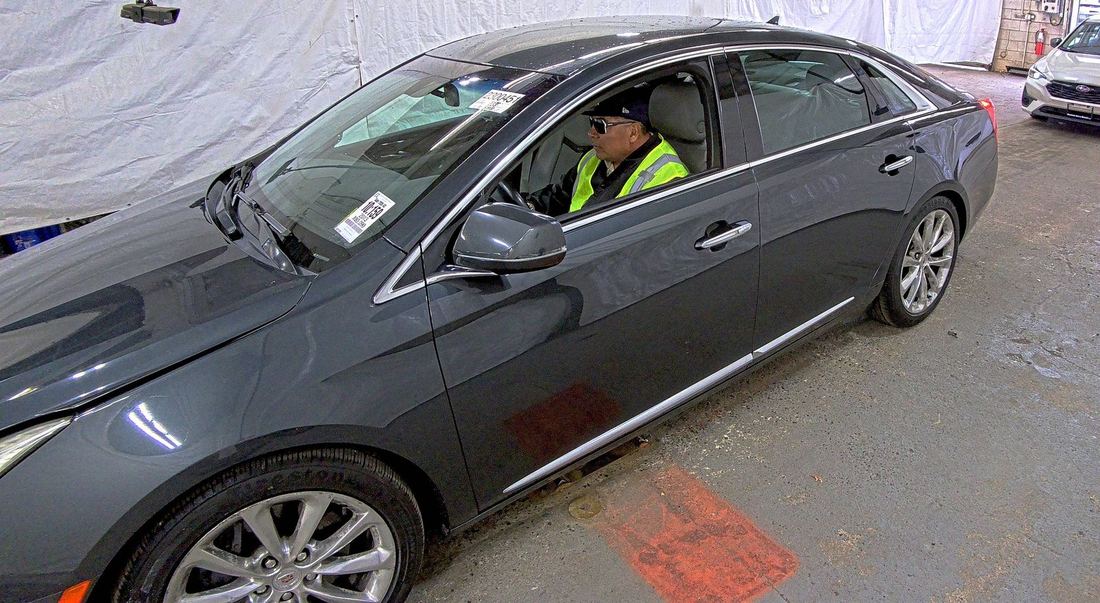 2013 CADILLAC Luxury