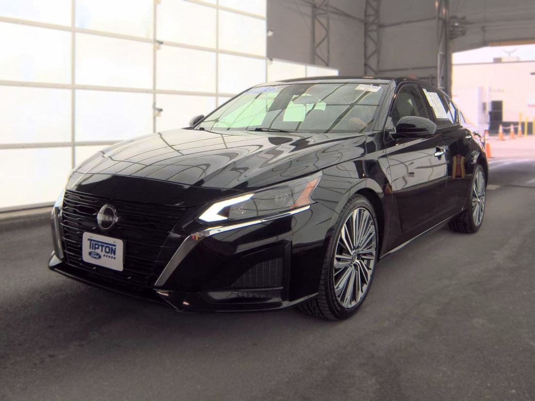 2023 Nissan SL