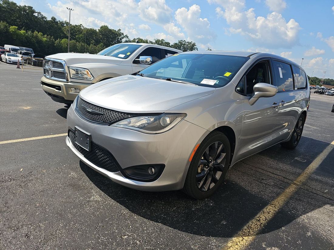 2018 Chrysler Touring Plus